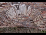 00441 ostia - regio ii - insula ii - terme dei cisiarii (ii,ii,3) - raum (j) - bar - detail - nordwestecke - 09-2022.jpg